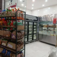 فروشنده خانم جوان در لبنیاتی