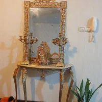 ایینه و شمعدون و ساعت و کنسول