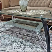 میزشیشه ای به همراهه سه عدد سه گوش