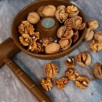 خانم گردو شکن در منازل (گردو خارجی )
