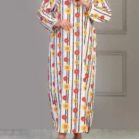 خانم خیاط وسط کاراتوکار