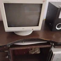 میز قدیمی کامپیوتر و مانیتور قدیمی