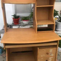 میز تحریر و کامپیوتر