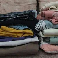 تعدادی لباس بچگانه