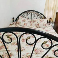 تخت دو نفره فرفوژه همراه میز ارایش اینه و صندلی