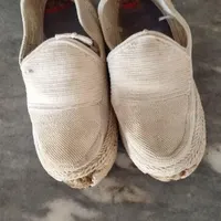 یک جفت کفش کلاش بچگانه