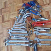 تعدادی اچار و انبر و پیچ گوشتی