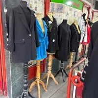 تعداد زیادی مانکن پا و مانتو به علت جمع کردن|لباس|شوشتر, |دیوار