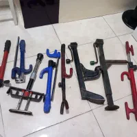 تعدادی قفل عصای و پدال بند و جک ماشین فروشی