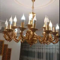 لوستر برنجی میز وسط بزنجی و جلوی شومینه همگی  اصل