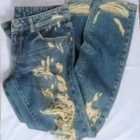 شلوار جین و کفش نیم بوت