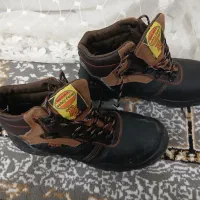 کفش ایمنی|کیف، کفش، کمربند|آبپخش, |دیوار