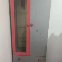 کمد لباس و میز تحریر سالم و جادار