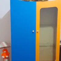 کمد و عروسک و چراغ خواب بچه