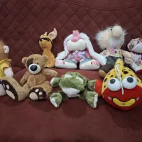 تعدادی عروسک،تاپ،شلف،دیوارکوب،صندلی کودک