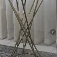 یه عدد میز گرد طلایی