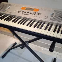 ارگ مدلی با پدال و پایه