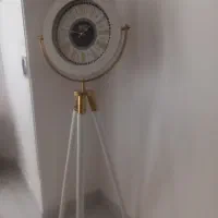 ساعت  پایه دار کنار سارنی سالم و شیک