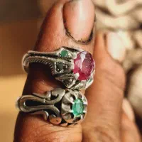 انگشتر یاقوت وزمرد