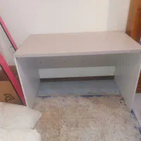 میز تحریر و کامپیوتر