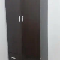 کمد لباس دو کشو ساعت دیواری فرش اتاق بچه اباژور