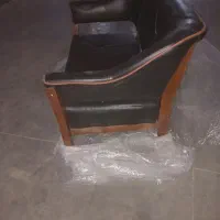 مبل دونفره چرمی با میز  چرمی با صفحه شیشه ای