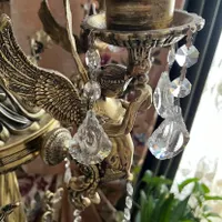 شمعدان ایستاده کنارسالنی