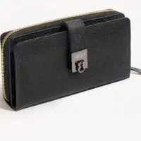 کیف با چند برگه چک گم شده