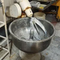 چند دستگاه لوازم قنادی