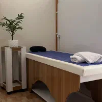 میز پذیرش و کمد و تخت و میز چرخ دار