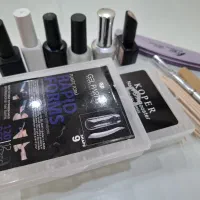 تعدادی وسایل جانبی ناخن به فروش می رسد.