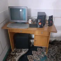 میز اداری و کامپیوتر