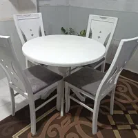 یک عدد میز ناهارخوری بفروش می رسد