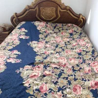 تخت دو نفره فقط چوب وسط شکسته هست