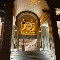 فروشنده خانم بوتیک زنانه