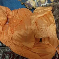 دوتا پرده ی حریر قهوه ای وسه تا نارنجی بفروش میرسه