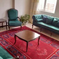 یک دست مبل فرانسوی با میز عسلی و کوسن