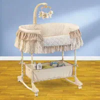 گهواره موزیکال کنار تخت مادر