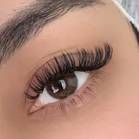استخدام نیروی متخصص در لاین اکستنشن مژه