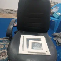 یک عدد صندلی اصلاح ویک آینه قد وسایل آرایشگاه