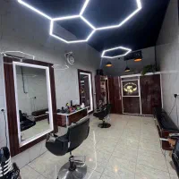 دکور ارایشگاه،صندلی کوپ،اینه ،کمدوکشو