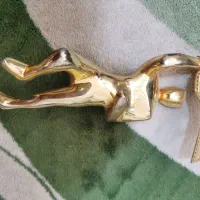 مجسمه برنزی مرد پایه دار