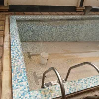 نظافت واسیدشویی استخرسرامیکی ورنگ استخرهای سیمانی