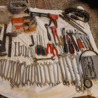 ابزار وآچار ومقداربی لوازم خودرو که در عکس هستش