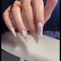 خدمات کاشت ناخن