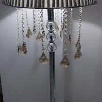 آباژور کنار سالنی شیک و نو