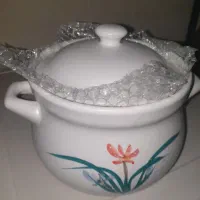 تعدادی ظروف پذیرایی و پخت و پز