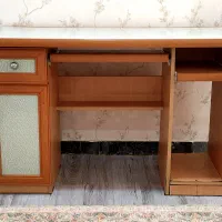 میز تحریر و کامپیوتر