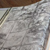 همکار برای نصب کاغذ دیواری