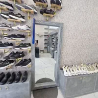 ویترین کفش فروشی